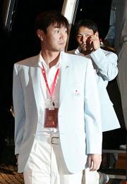 帰国しバスで成田市内の宿舎に入る左から岩瀬、川上