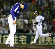 ４回裏無死一塁、佐藤充は林（右）に２点右越え本塁打を浴びてうなだれる