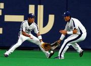 ４回表無死、野口の右安打の打球は李と藤井の間を抜け、打者走者は三塁へ