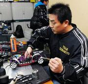 山本昌が主催するのラジコン大会で、本人もレース出走を前に車を整備する