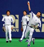 練習でノックを受ける(右から)松井佑、野本、大島(撮影・桜井希望)