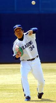ナゴヤ球場でキャッチボールを行う山本昌