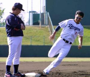 三塁ベース横に立ち走塁指導する高木監督。右は堂上直(撮影・松井清員)