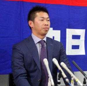 アップ提示も契約更改を保留し、渋い表情で会見する山井(撮影・八反誠)