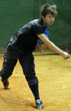 半袖姿で投球練習を行う浅尾(撮影・桜井希望)