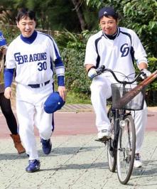 自転車で移動中の森野(右)に駆け寄るそっくりさん(撮影・前岡正明)