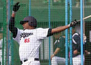 打撃練習で場外弾を放った中日ソーサ（撮影・前岡正明）