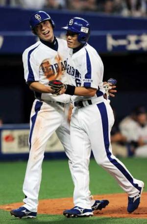 ６回裏、左越え２点本塁打を放った井端（右）を祝福する荒木（撮影・桜井希望）