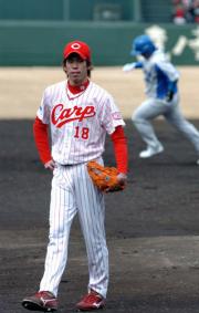 1回表、中村に本塁打を浴びマウンドでぼう然とする先発の前田健(撮影・倉掛優一)