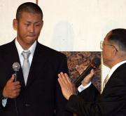 新人研修会で深沢弘氏(右)から話し方の指導を受ける中田(撮影・中村誠慈)