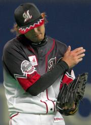 １回裏、小林宏は井端を一塁ゴロに打ち取りグラブをたたく（撮影・清水貴仁）