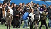 日本ハム中田(中央)は報道陣に囲まれながら帰途につく(撮影・浅見桂子)