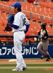 ４回表日本ハム２死一、二塁、小谷野（右）に３ランを許しがっくりの横浜三浦（撮影・浅見桂子）