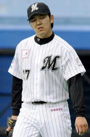 ４回、ソフトバンク打線に打ち込まれ、首をかしげるロッテ先発の成瀬（共同）