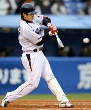 ７回ヤクルト無死、福川が左越えに２打席連続本塁打を放つ（共同）