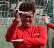 ゴムチューブトレーニングで汗を流す永川(撮影・宮崎幸一)
