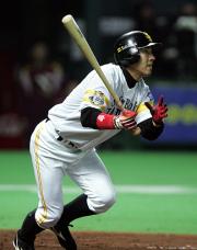 9回裏ソフトバンク無死、二、三塁、柴原は右越えにサヨナラ本塁打を放つ(撮影・梅根麻紀)