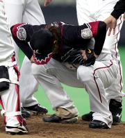 ６回裏途中、足を痛めしゃがみ込む小林宏（撮影・黒川智章）