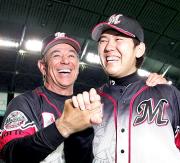 完投勝利の成瀬はバレンタイン監督と満面の笑みを見せる（撮影・蔦林史峰）