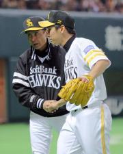 初先発で完封勝利した大場(右)は王監督に迎えられる(撮影・進尚幸)