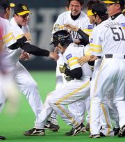 12回裏ソフトバンク2死二塁、田上はサヨナラ打を放ちナインから手荒い祝福を受ける(撮影・進尚幸)
