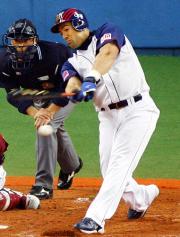 ５回オリックス１死満塁、カブレラが左前に逆転の２点適時打を放つ（共同）