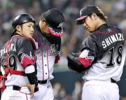 ７回、同点に追いつかれ降板するロッテ先発清水（右端）（共同）