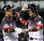 3回、右越えに2ランを放ち、今江(左)に迎えられるロッテ西岡(共同)