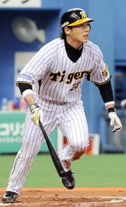 ６回阪神２死一、三塁、右中間に２点二塁打を放つ新井（共同）