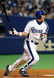 ４回中日２死、森野が右越えに２試合連続となる本塁打を放つ（共同）