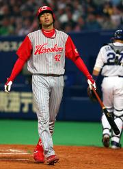 6回表、長谷川は好機に打席にそのまま入り空振り三振に倒れる(撮影・清水貴仁)