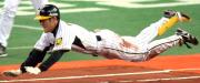 ６回裏、平野は遊撃内野安打を放ち一塁へヘッドスライディング（撮影・上田博志）