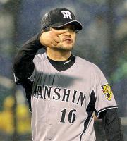 雨中にもかかわらず力投し３勝目をあげた安藤（撮影・中島郁夫）