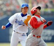2回表、投ゴロで小林にタッチされる東出(撮影・山崎哲司)
