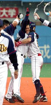 サヨナラ安打を放った大引(中央)は坂口と抱き合って喜ぶ(撮影・岡潤一)
