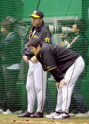 中西コーチ(奥)と話す久保田(撮影・河南真一)