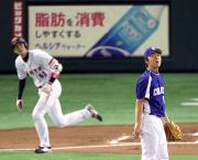 1回裏1死、坂本(左)に先制の本塁打を浴びた吉見(撮影・中島郁夫)