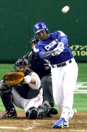 8回表無死、代打デラロサは左越え本塁打を放つ(撮影・中島郁夫)