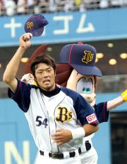 逆転打を放った一輝はファンの声援にこたえる（撮影・渦原淳）