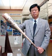 金本の２０００本安打記念バットを手にする南球団社長（撮影・河南真一）