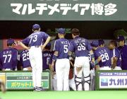 ５回表の攻撃前にベンチで円陣を組む中日ナイン（撮影・藤尾明華）