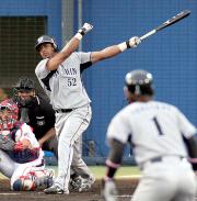 2回、右前に先制2点適時打を放つバルディリス(撮影・上田博志)