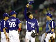 4回、落合監督から交代を告げられガックリの中田(撮影・築山幸雄)