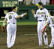ファインプレーで笑顔の金本と3安打3打点の新井(撮影・上田博志)