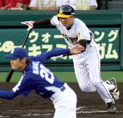 2回、右前安打を放つ林。投手中田(撮影・上田博志)