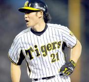 3回、岩田は適時失策で出塁し「よっしゃぁ」(撮影・河南真一)
