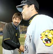 頼もしいぞ! 下柳(左)は岡田監督と笑顔で握手(撮影・田崎高広)