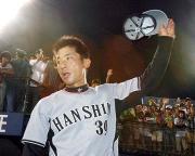 先制弾とダメ押し打の矢野は声援に手を振って応える(撮影・田崎高広)