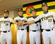 ファン投票選出された右から藤川、金本、新井、久保田（撮影・上田博志）