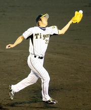 9回、藤川は阿部の打球を失策し、ピンチをつくる(撮影・山岸満)